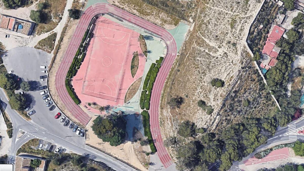 La extraña pista de atletismo de Alicante forma parte del polideportivo de Villafranqueza