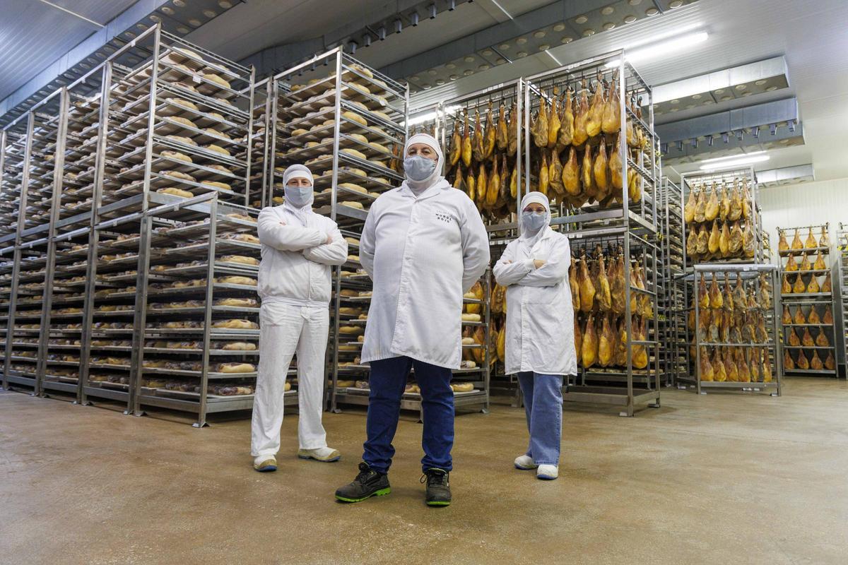 La experiencia en los procesos de curación permiten a la empresa utilizar la raza Duroc en sus jamones y paletas.