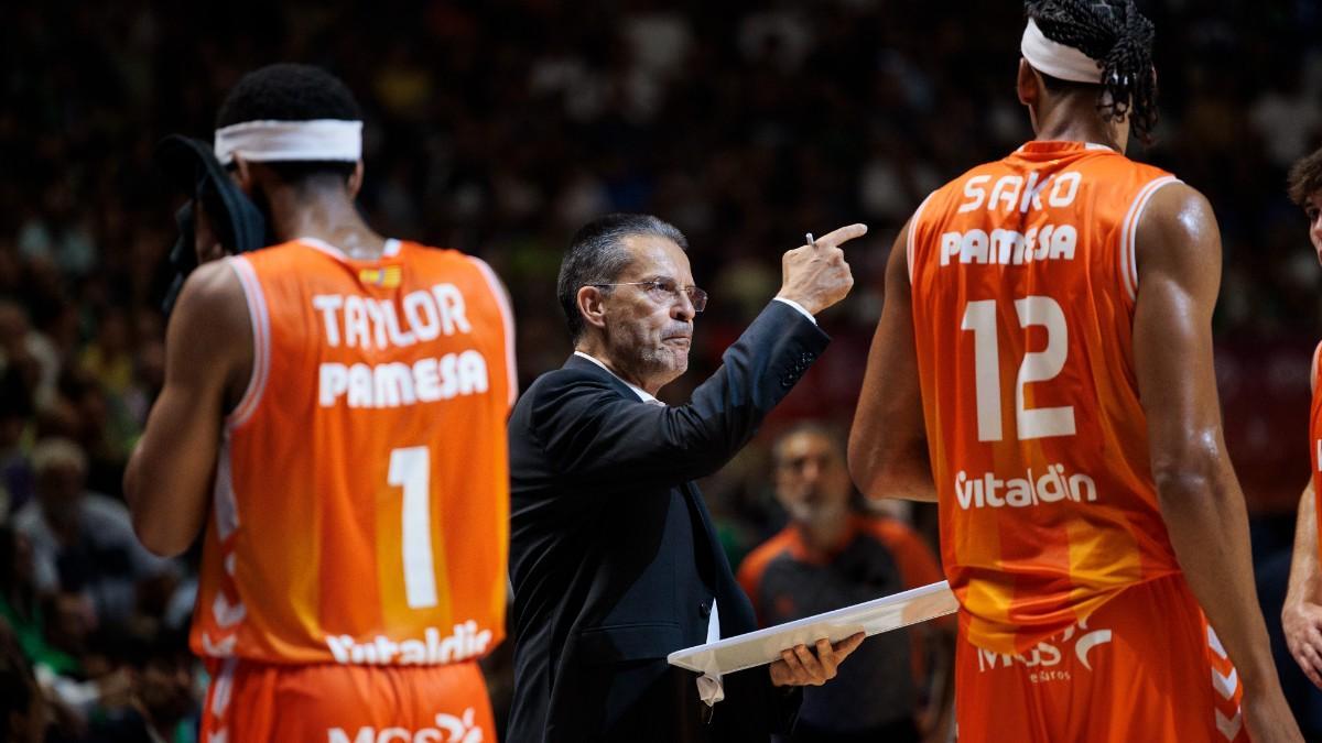 Pedro Martínez, junto a Kam Taylor y Neal Sako, dos de los nuevos fichajes de Valencia para la 25/26