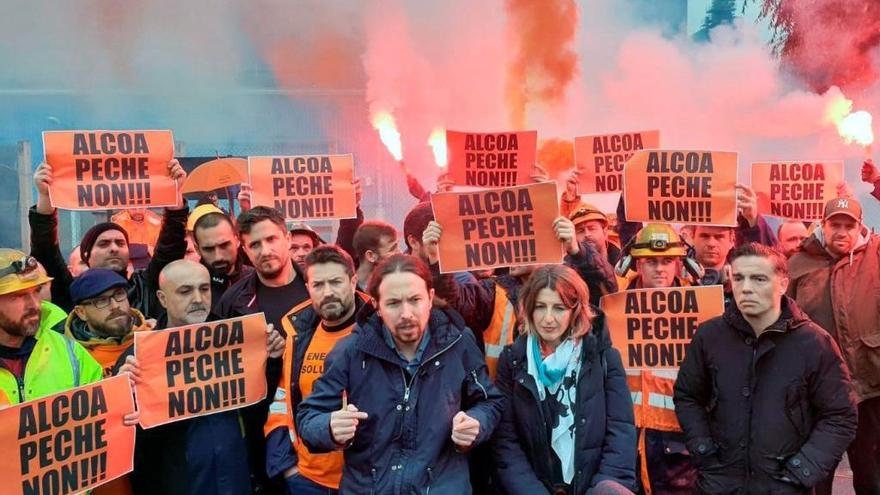 Pablo Iglesias y Yolanda Díaz durante su visita a los trabajadores de Alcoa en A Coruña