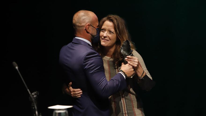 María Casado abraza a Sergio Ragel, de Cervezas Victoria, tras recibir el galardón.