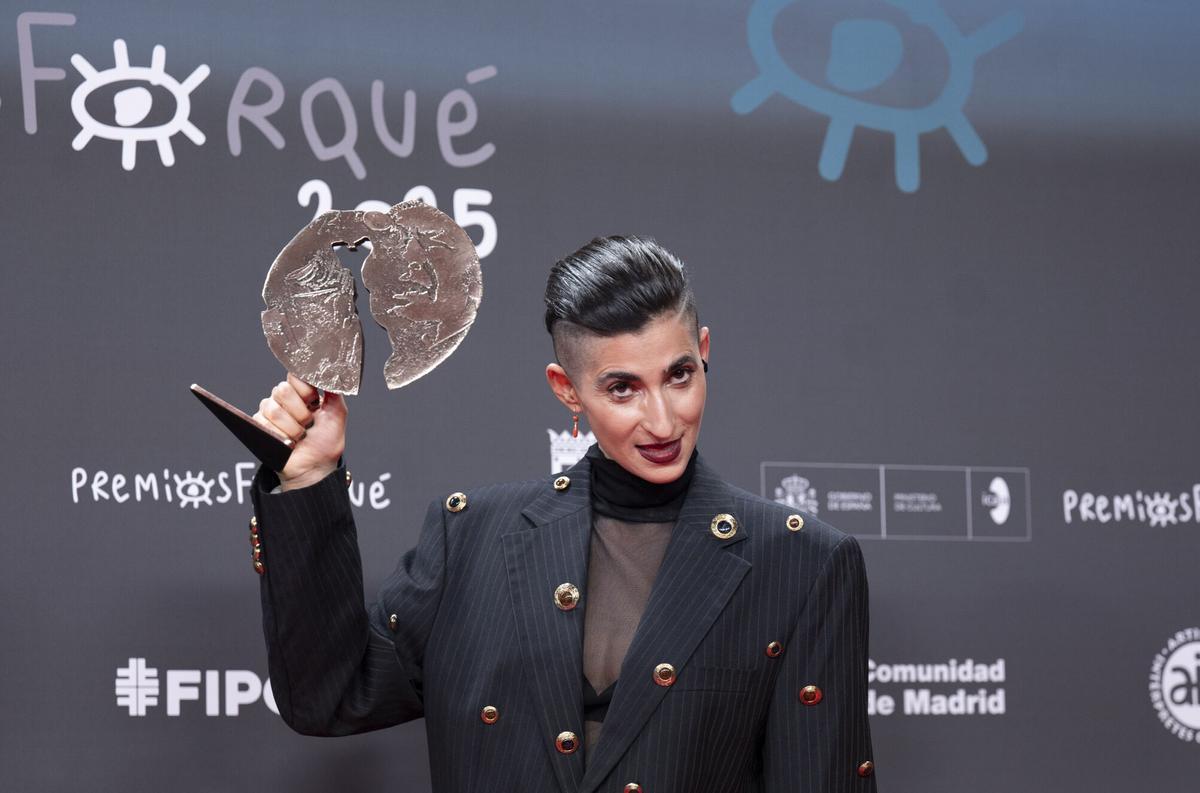 La actriz Alba Flores posa con su premio a Mejor largometraje documental por 'Flores para Antonio', en la 31 edición de los Premios José María Forqué, en el Palacio Municipal de IFEMA, a 13 de diciembre de 2025, en Madrid (España). Los Premios Cinematográficos José María Forqué, conocidos como ‘Premios Forqué’, fueron creados en 1996 por la Entidad de Gestión de Derechos de los Productores Audiovisuales (Egeda) para honrar la memoria de José María Forqué, figura en la cinematografía española y primer presidente de Egeda. EGEDA creó el premio con el objetivo de difundir la importancia de la industria audiovisual española e impulsar la figura del productor cinematográfico. 13 DICIEMBRE 2025;CINE;PREMIO;ACTOR;ACTRIZ;DIRECTOR;PELÍCULA;SERIE;FORQUÉ;PREMIADO; Alberto Ortega / Europa Press 13/12/2025. Alba Flores;Alberto Ortega;