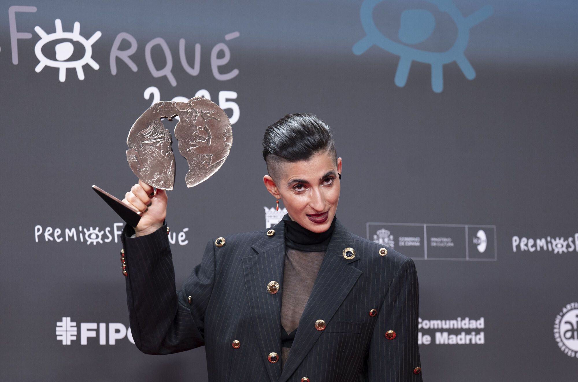 La actriz Alba Flores posa con su premio a Mejor largometraje documental por 'Flores para Antonio', en la 31 edición de los Premios José María Forqué, en el Palacio Municipal de IFEMA, a 13 de diciembre de 2025, en Madrid (España). Los Premios Cinematográficos José María Forqué, conocidos como ‘Premios Forqué’, fueron creados en 1996 por la Entidad de Gestión de Derechos de los Productores Audiovisuales (Egeda) para honrar la memoria de José María Forqué, figura en la cinematografía española y primer presidente de Egeda. EGEDA creó el premio con el objetivo de difundir la importancia de la industria audiovisual española e impulsar la figura del productor cinematográfico. 13 DICIEMBRE 2025;CINE;PREMIO;ACTOR;ACTRIZ;DIRECTOR;PELÍCULA;SERIE;FORQUÉ;PREMIADO; Alberto Ortega / Europa Press 13/12/2025. Alba Flores;Alberto Ortega;