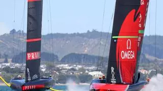 El equipo suizo de Alinghi Red Bull Racing de la Copa América de vela ya ruge en la costa de Barcelona