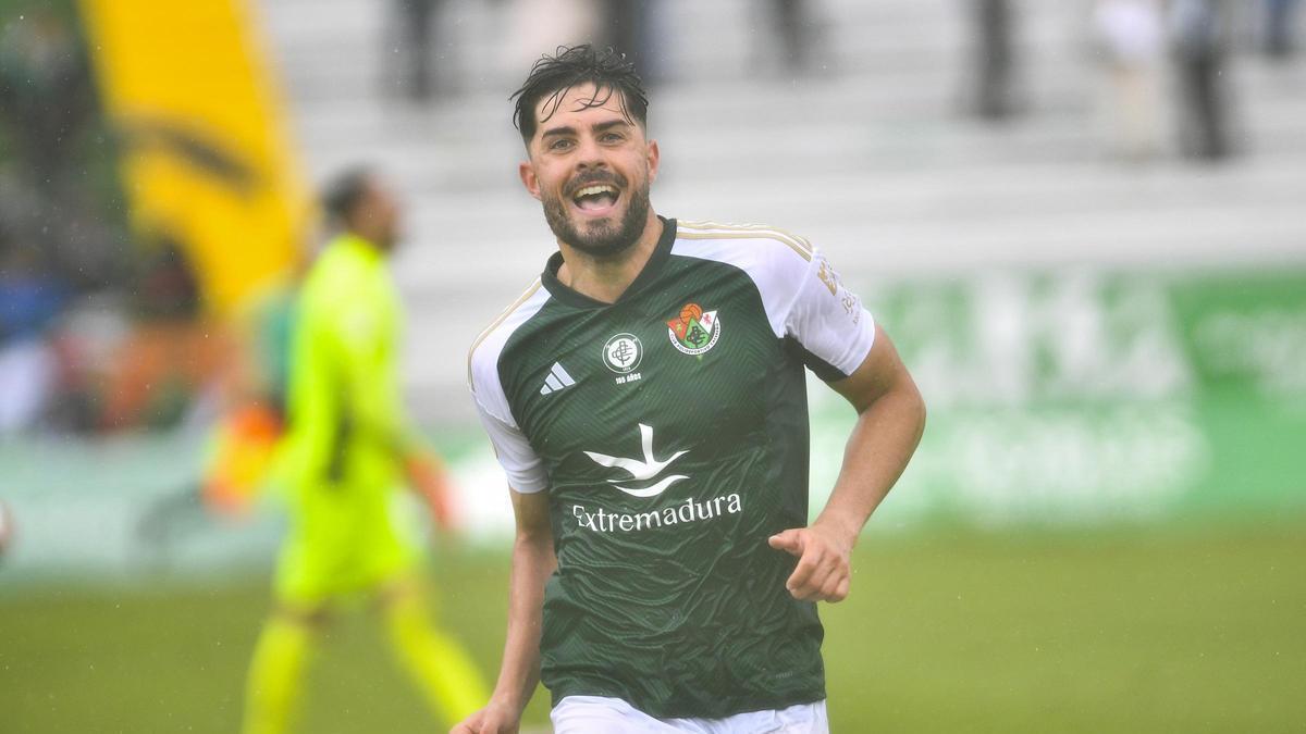 Pau Palacín, celebrando un gol con el Cacereño.