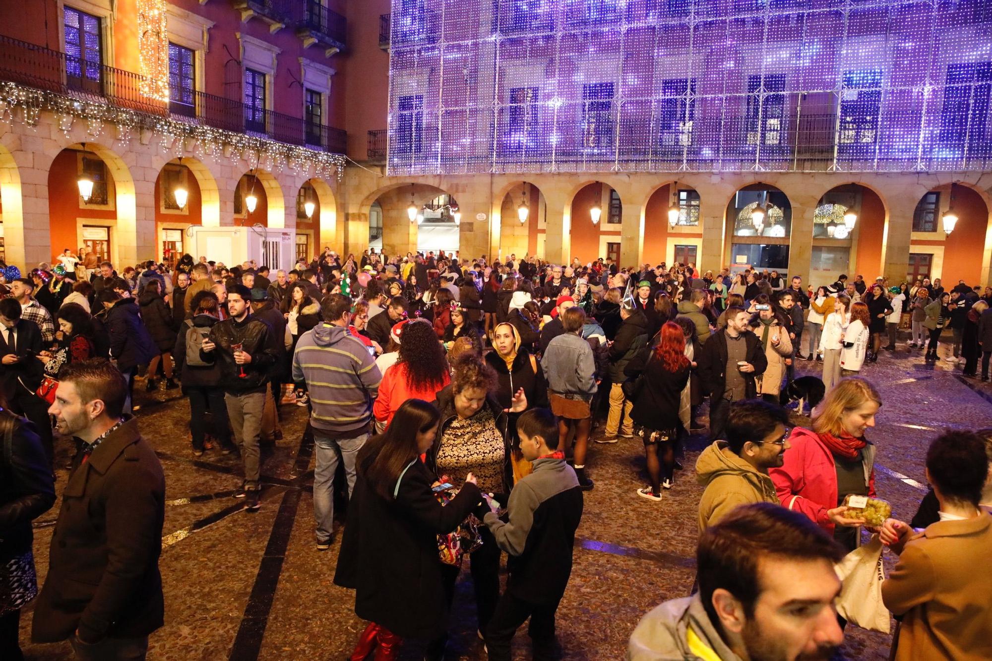 En imágenes: Gijón recibe el 2023 en la plaza Mayor, pero sin campanadas