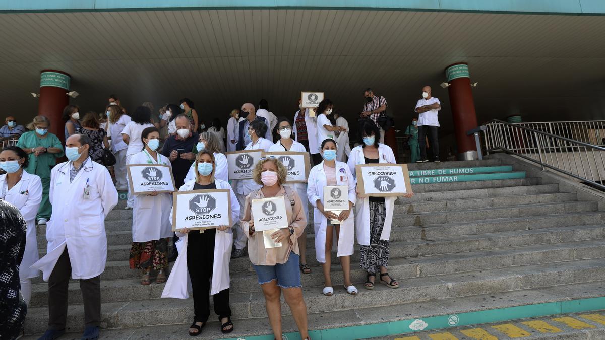 Los sanitarios pidieron medidas de seguridad el pasado miércoles en la escalinata del Clínico.