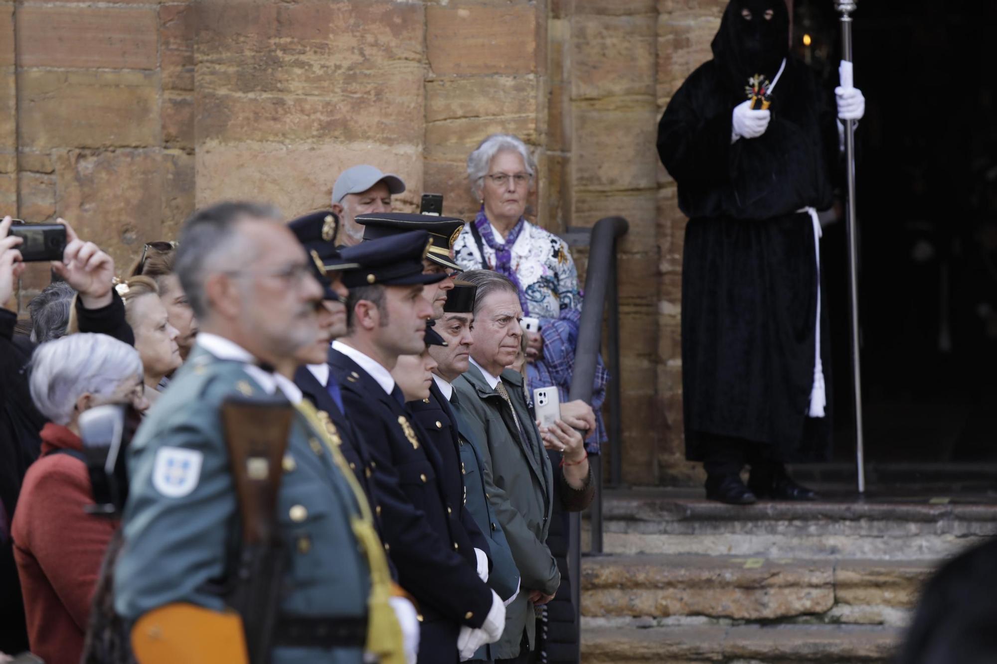 La procesión intergeneracional del Santo Entierro emociona Oviedo