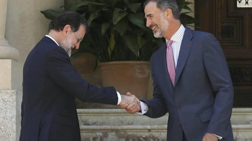 Rajoy saluda formalment el Rei a l&#039;entrada del Palau de Miravent.