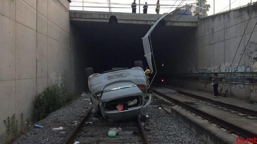 Un cotxe cau a les vies del tren a Vic i el conductor queda ferit