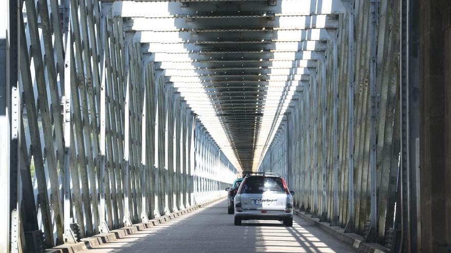 Arde su moto tras chocar contra un coche en el puente internacional de Tui