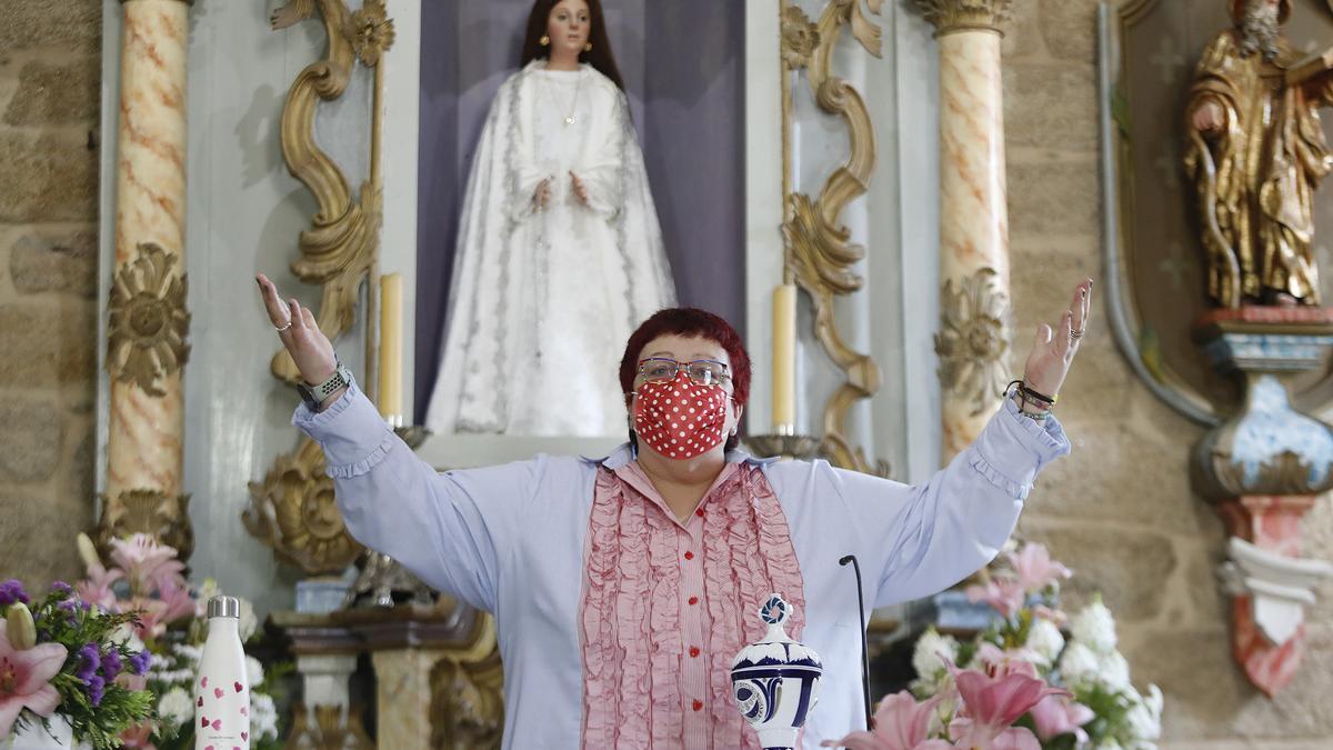 Almudena Suárez, ayer en el altar de la iglesia de la parroquia de Meder en Salvaterra de Miño