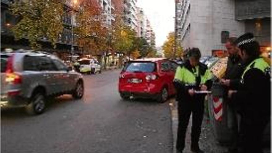 Un xoc entre un cotxe i una moto a Girona deixa un ferit