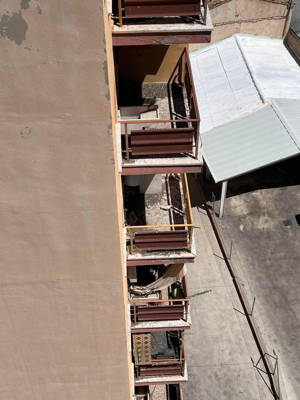 Balcones afectados por las heces de paloma.
