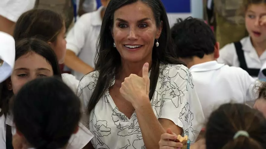 Los momentos más tiernos de la reina Letizia con los niños en la Feria del Libro de Madrid: abrazos, selfies y juegos