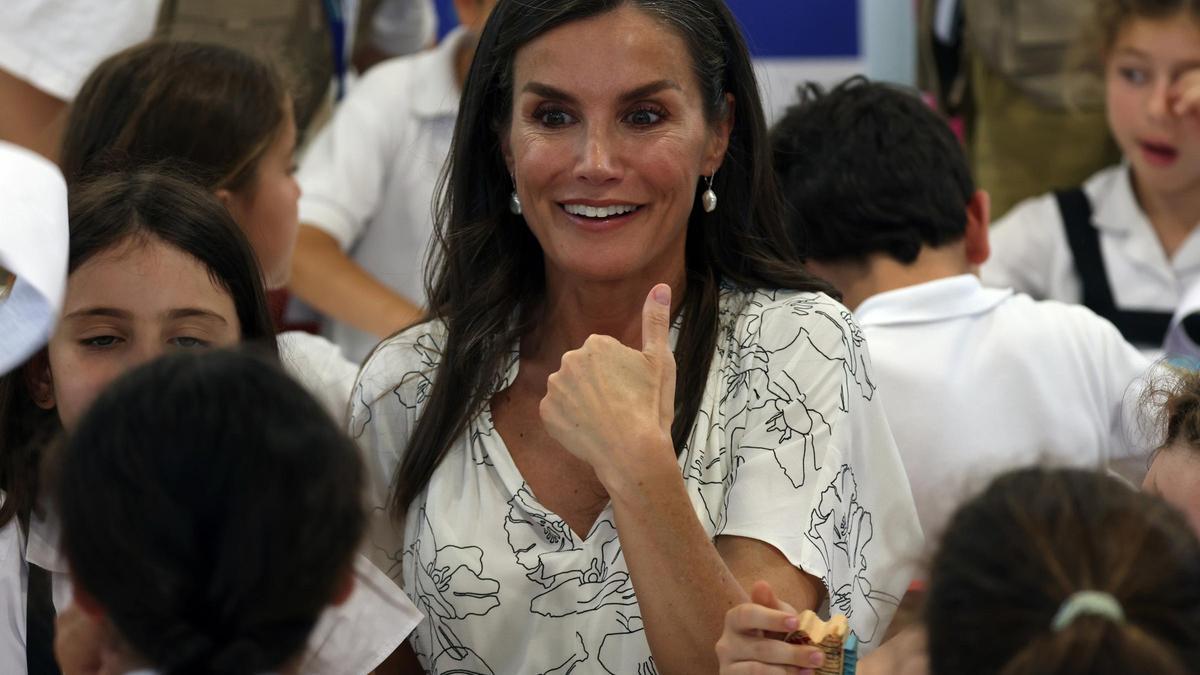 La Reina Letizia durante la inauguración de la 84ª Feria del Libro de Madrid en el Parque del Retiro