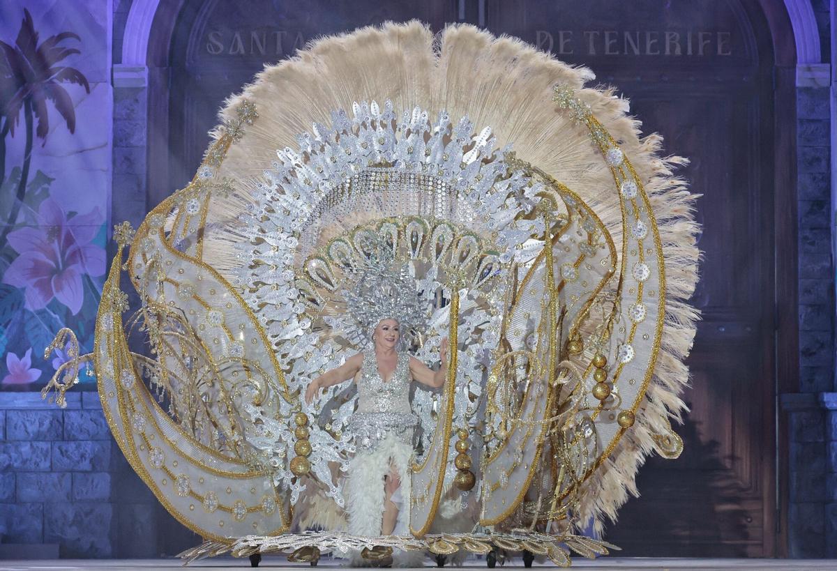 8. María Candelaria Pérez Rivero, que llega con un traje que lleva por título 'La dorada', del diseñador David Hernández, representando al Ilustre Ayuntamiento de El Sauzal.