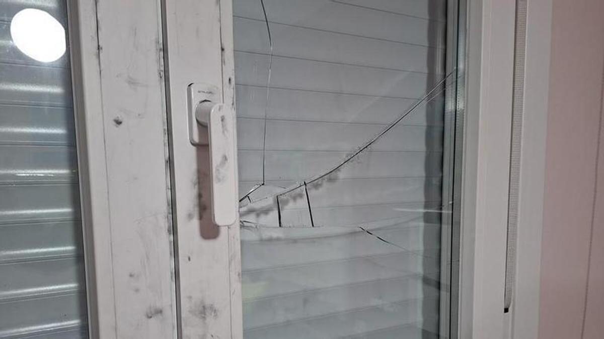 Estado en el que quedó una ventana tras el asalto a una vivienda a principios de año en Santiago.