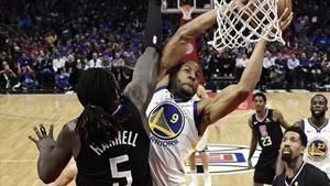 Iguodala, de los Warriors, lanza a canasta ante Harrel en el partido del Staples