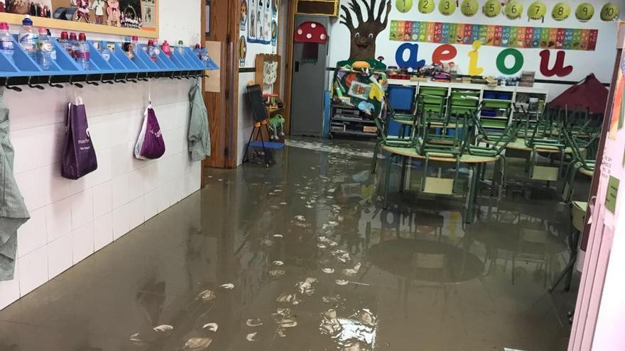 Imagen de una de las aulas del colegio José Loustau anegada de agua