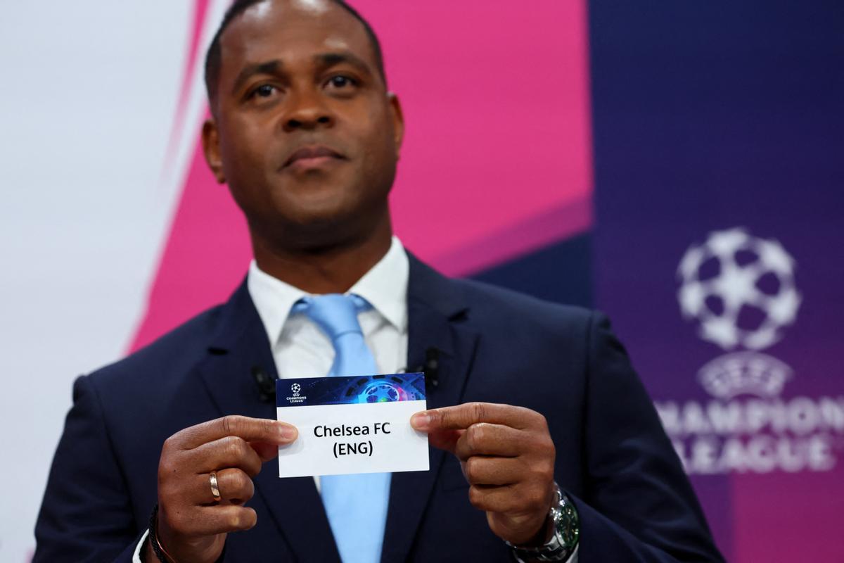 Patrick Kluivert saca la bola del Chelsea en el sorteo de cuartos de la Champions.