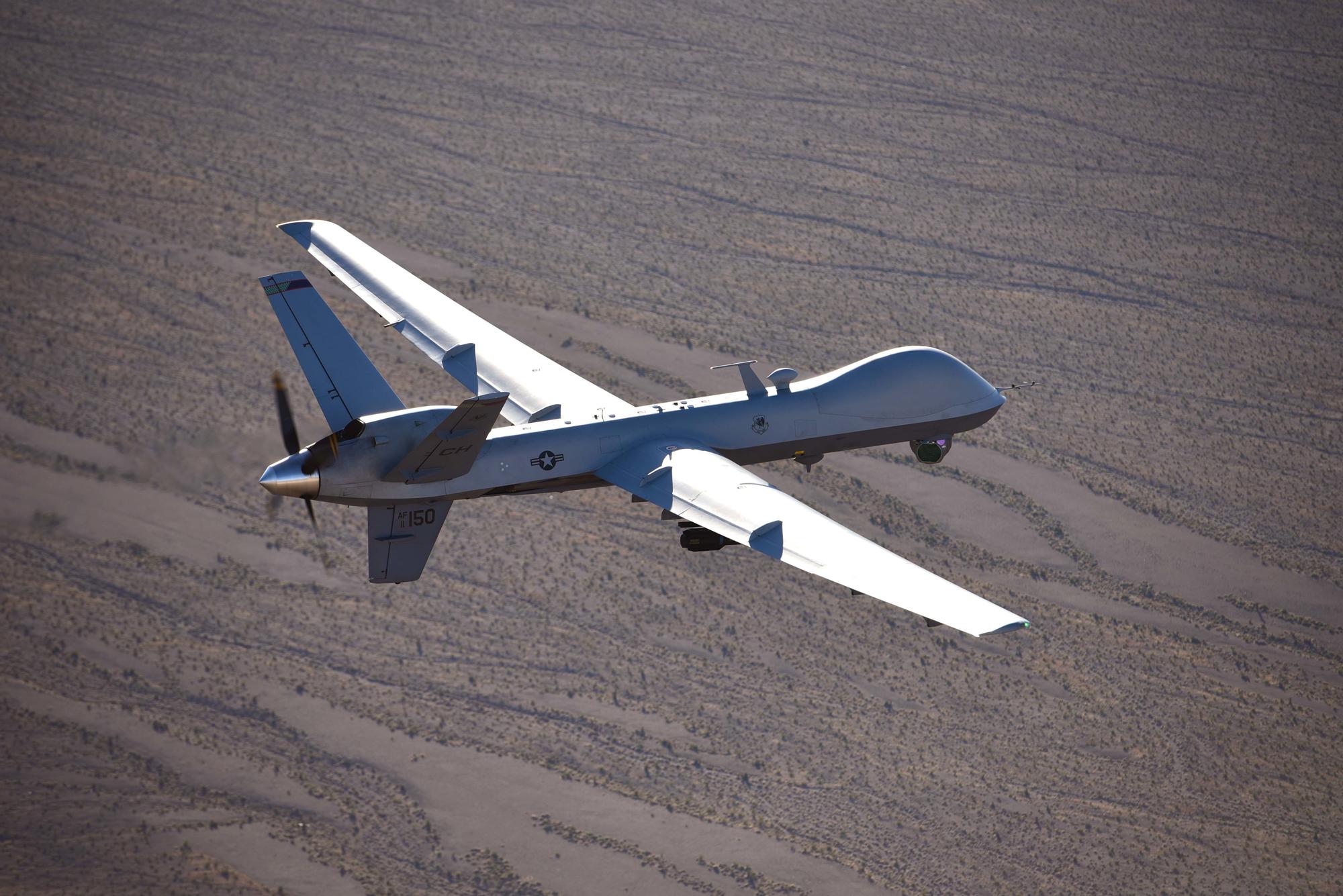 Un dron MQ-9, diseñado  para prolongadas labores de vigilancia, durante una misión de entrenamiento sobre el campo de pruebas y entrenamiento en el estado de Nevada.