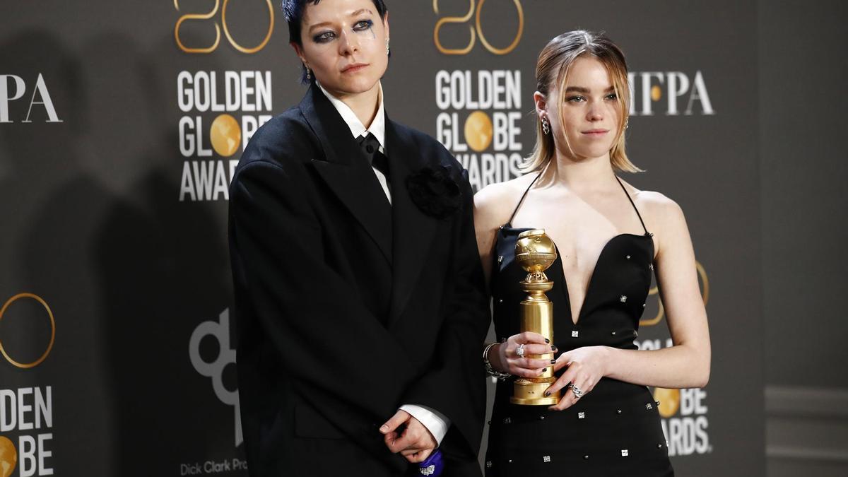 Emma D'Arcy y Milly Alcock con el premio a la Mejor Serie de Drama.