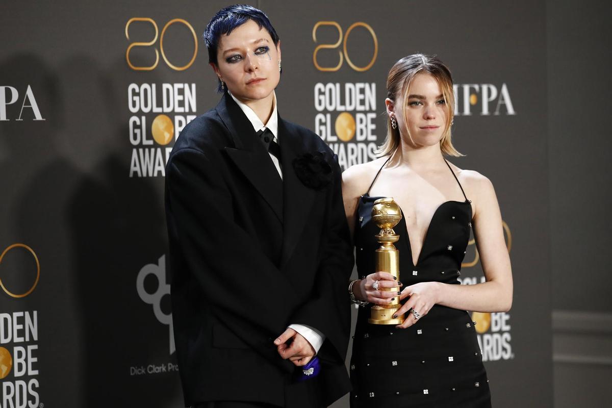 Emma DArcy y Milly Alcock con el premio a la Mejor Serie de Drama.