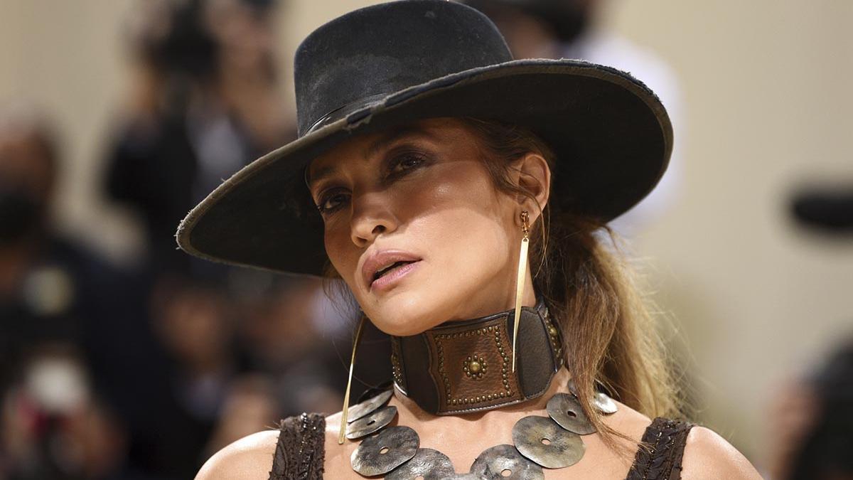 Jennifer Lopez posa en la Gala Met 2021