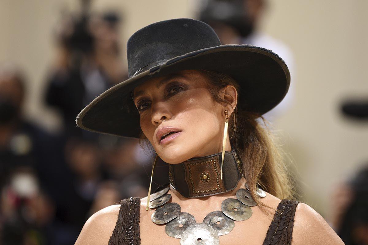 Jennifer Lopez posa en la Gala Met 2021