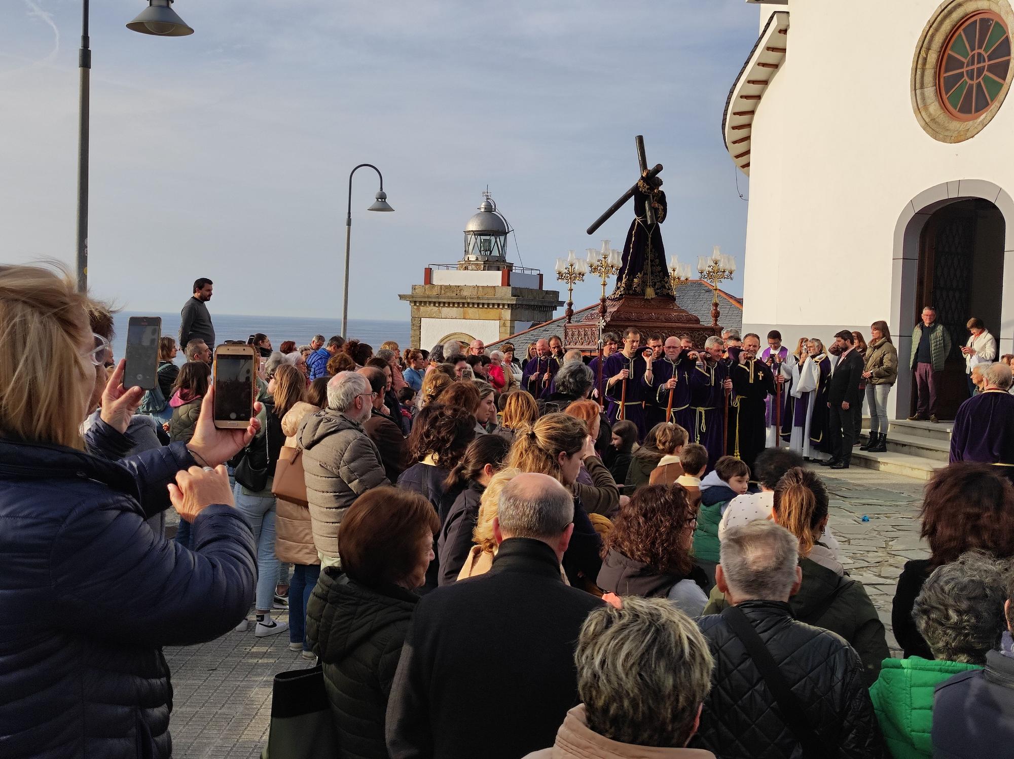 Así fue la procesión de bajada que abre la Semana Santa de Luarca