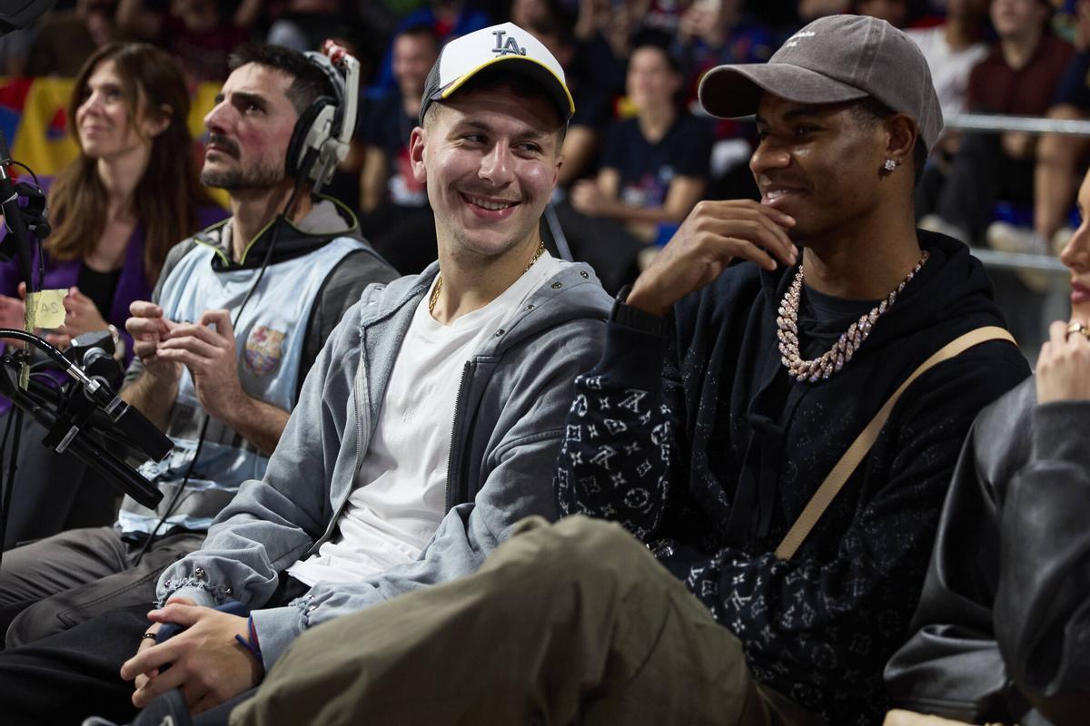 Roony Bardghji y Marcus Rashford, sentados en uno de los fondos de la pista.