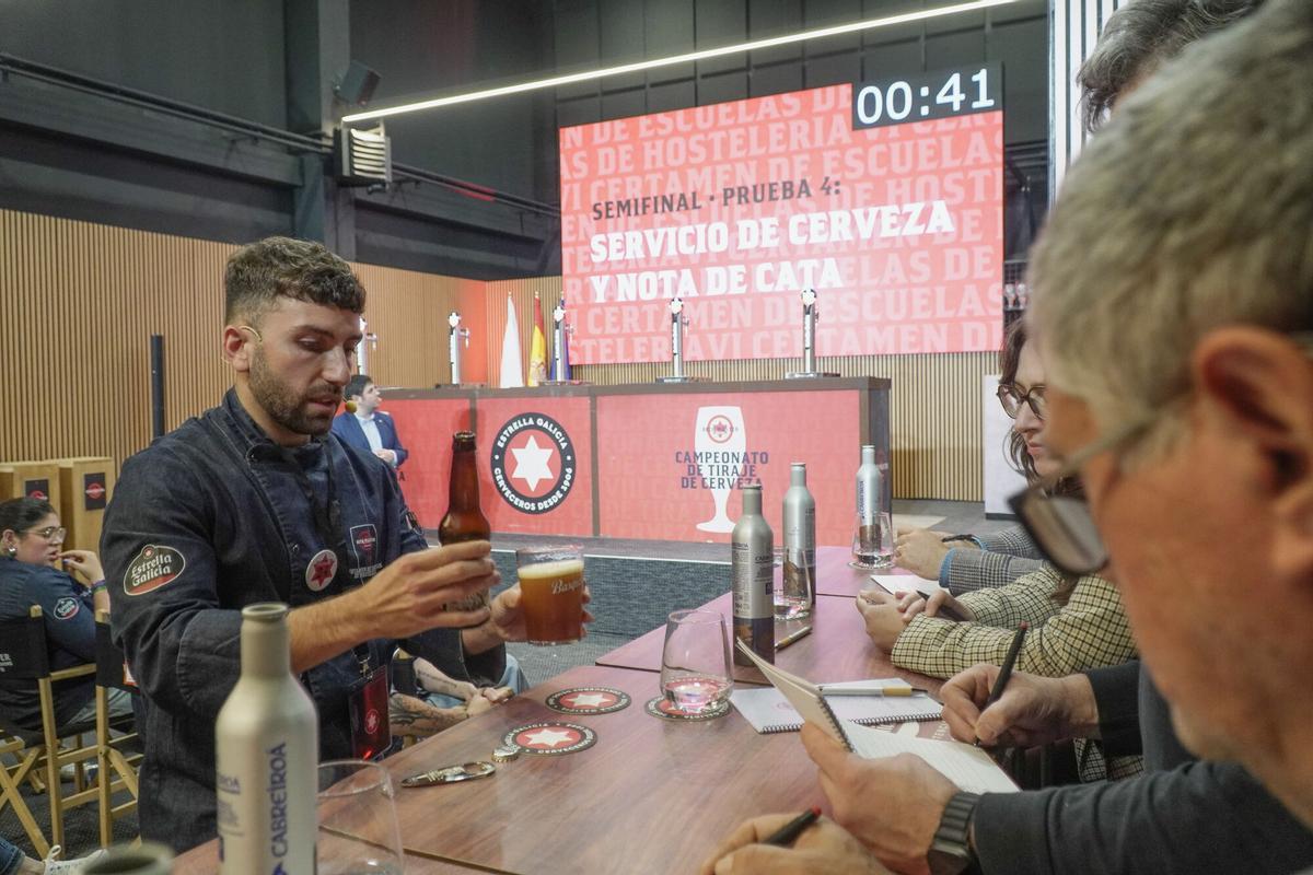 Alejo Fuenteseca presenta al jurado una cerveza
