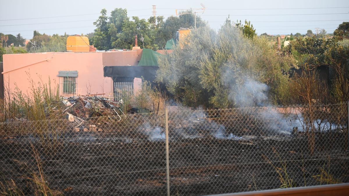 El fuego ha amenazado la integridad de algunas viviendas próximas a la vía