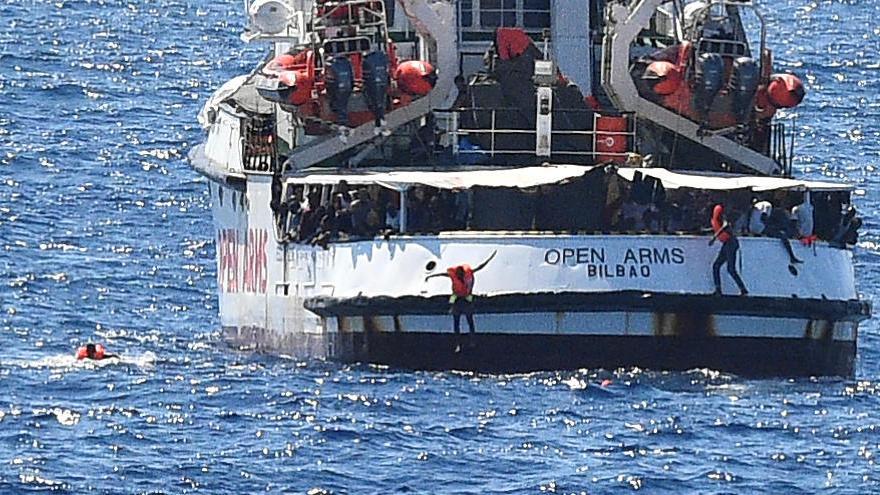 Nou persones es llancen a l&#039;aigua des de l&#039;Open Arms per intentar arribar a Lampedusa