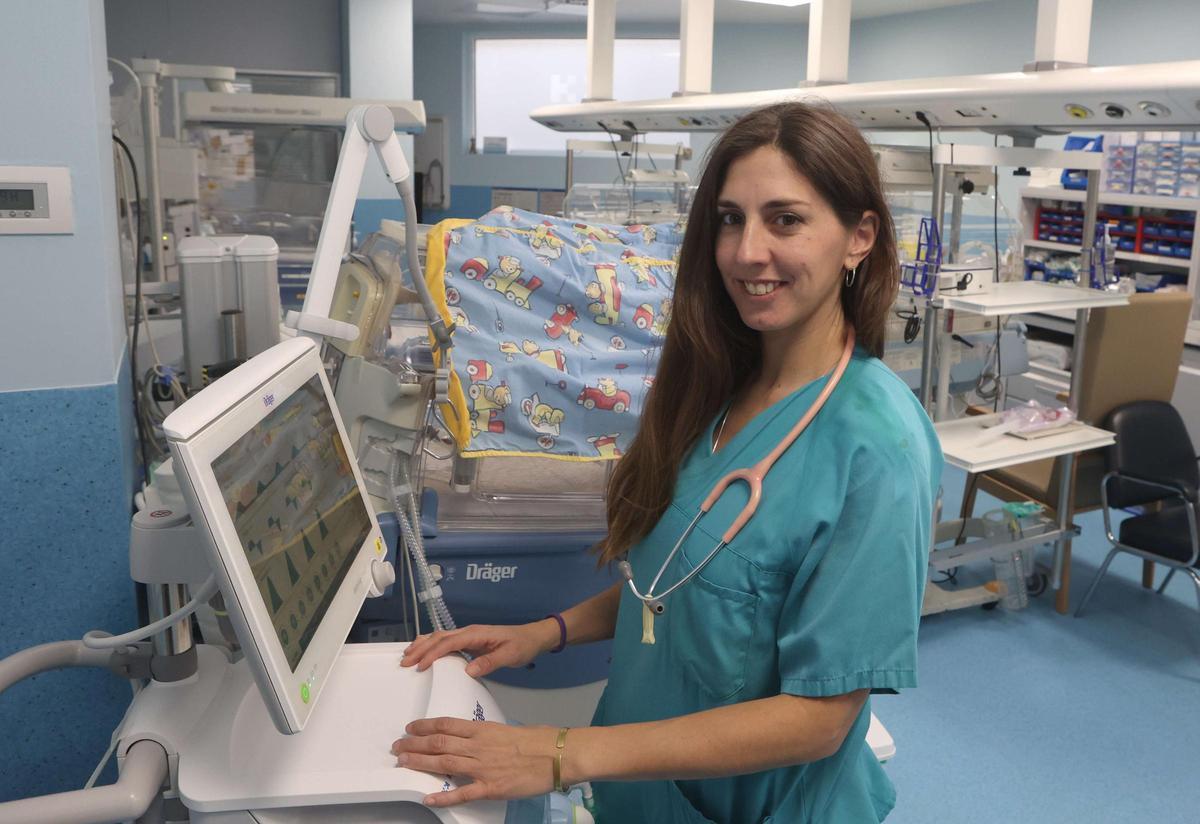 La pediatra Olalla Otero, en la UCI neonatal de la Maternidad HM Belén de A Coruña.
