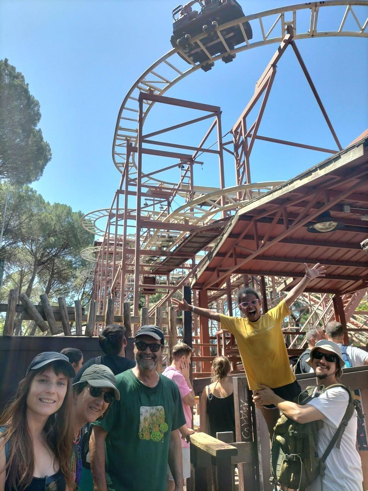 Mariam junto a la familia que la ha acogido cada verano.