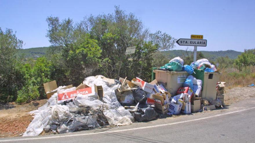 Imagen de una montaña de basura en la huelga de 2001.