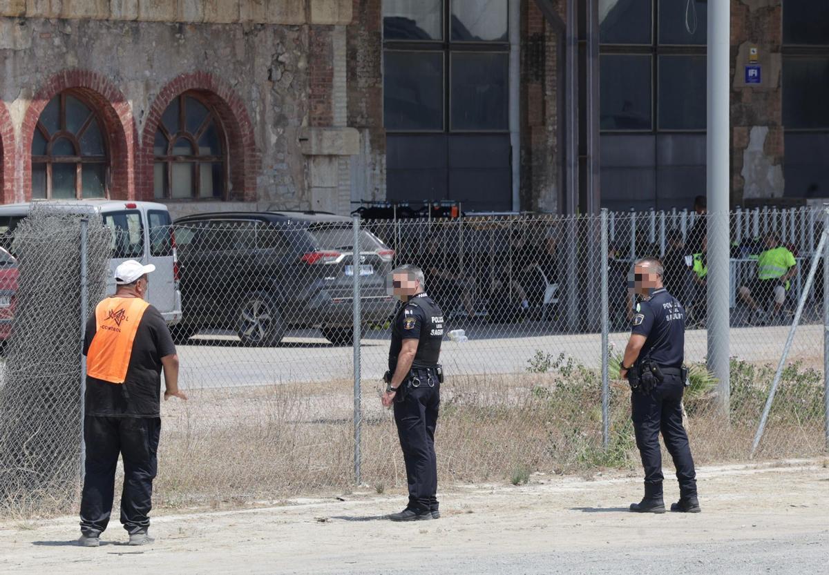 Policía de Sagunt ante el recinto donde hasta hoy se estaba montando el festival de música electrónica.