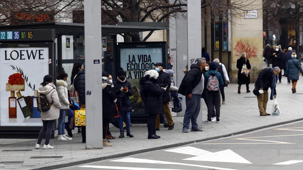 Filas y esperas, este lunes, en una marquesina del centro de Zaragoza.