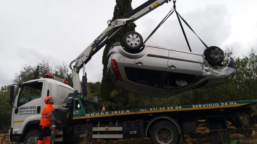 Un coche da varias vueltas de campana tras chocar contra otro en Santa ...
