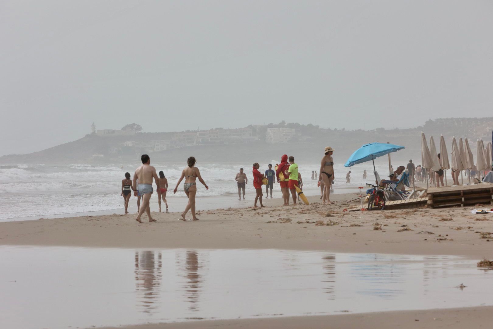 Así ha quedado la playa de San Juan tras el temporal.