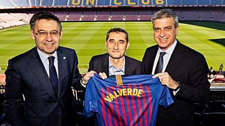 Ernesto Valverde en l&#039;acte de renovació amb Bartomeu i Jordi Mestre