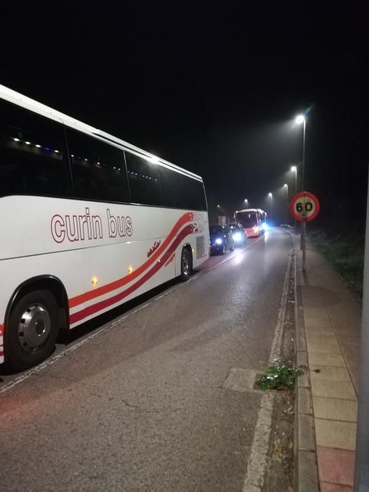 Trabajadores de la cárcel de Asturias protestan cortando el acceso al centro penitenciario