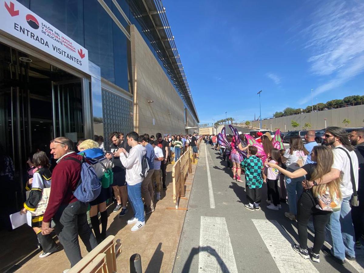 Cientos de personas a la entrada del salón del manga este sábado en IFA