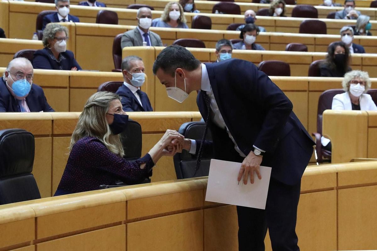 El presidente del Gobierno, Pedro Sánchez, saluda a la ministra de Trabajo, Yolanda Díaz.