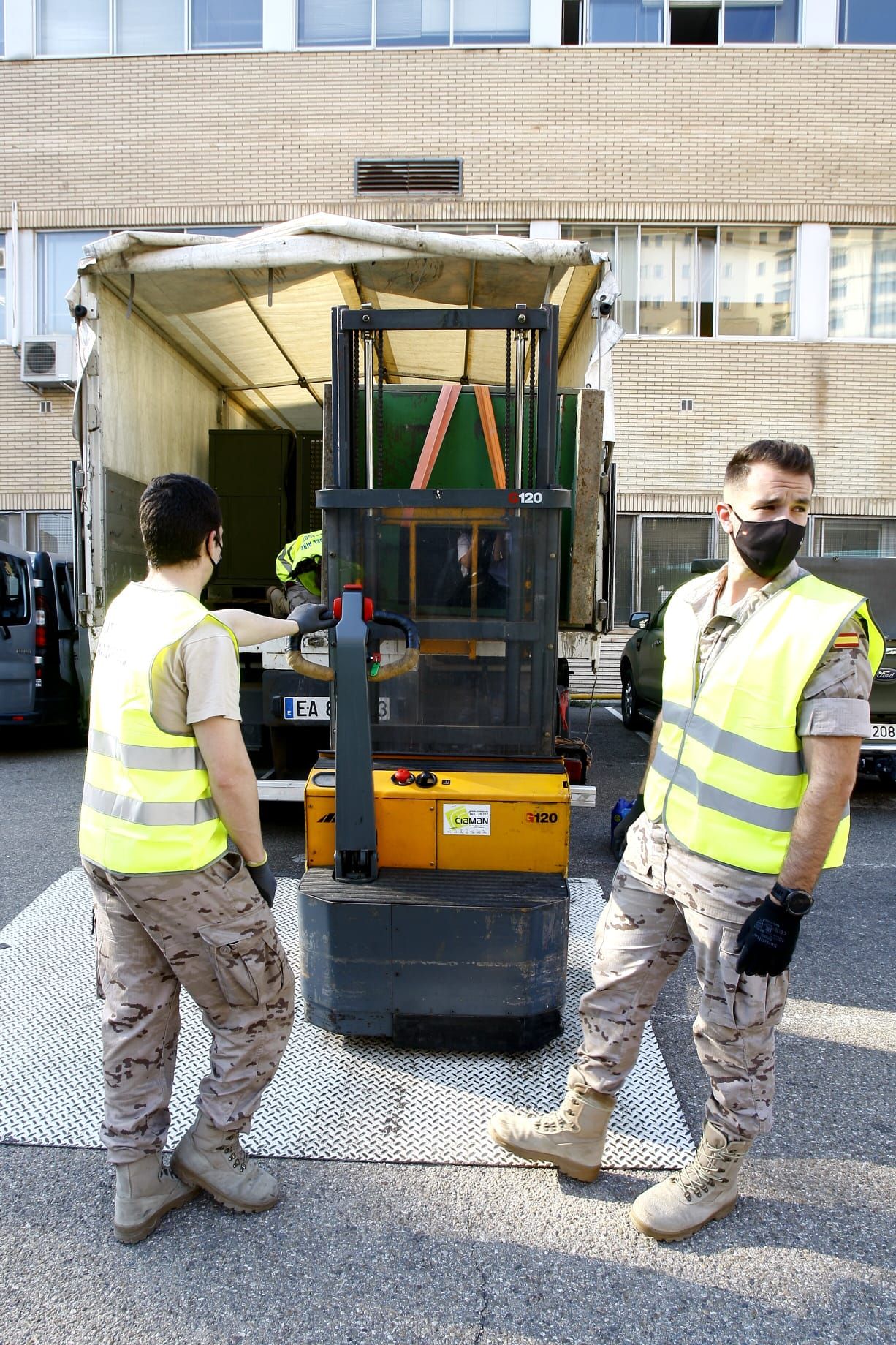 Desmontaje de la carpa militar del Clínico