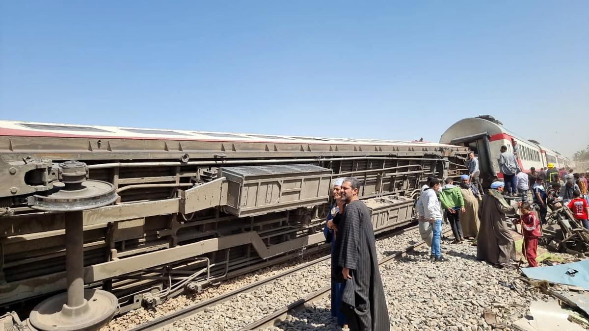 Estado en el que ha quedado uno de los trenes que han colisionado, este viernes en Egipto.