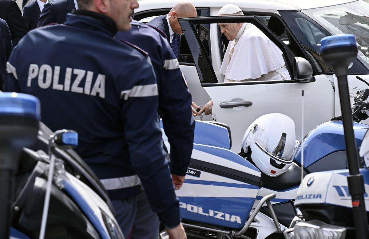 El Papa a su salida del hospital: Todavía estoy vivo. No tuve miedo