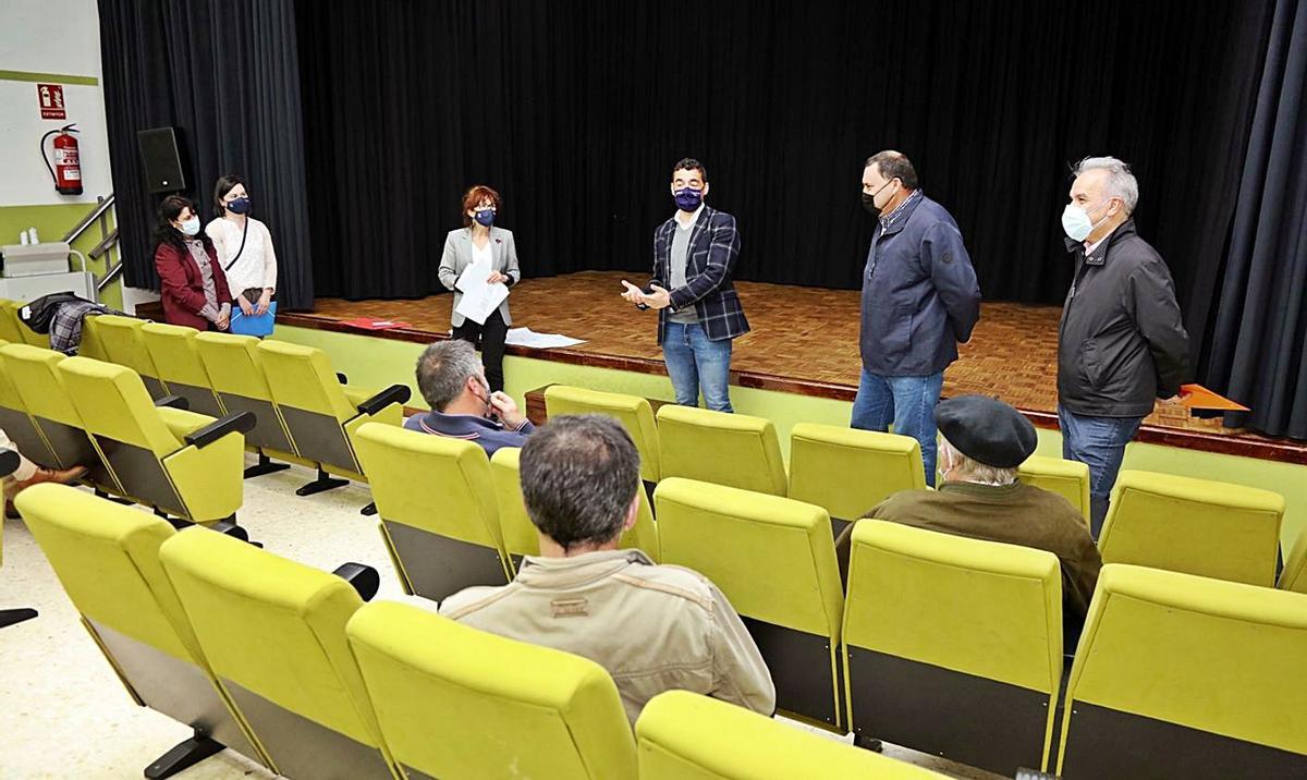 Políticos y junta local de la parcelaria Val de Camba ayer, en el centro cultural Manuel Lamazares.